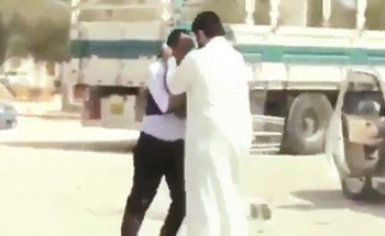 أمر بالقبض على سعودي ظهر في مقطع فيديو يعتدي على وافد آسيوي بالكويت