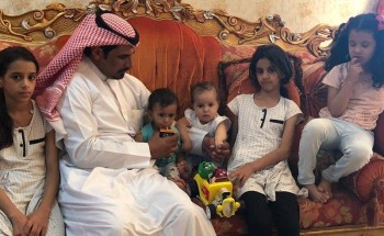 مدير مستشفى يحتضن في بيته ثلاثة أطفال فقدوا والديهم في حـادث مروري بطريق الهجرة