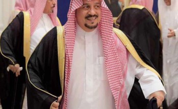 تعانقا في قصر الحكم.. أمير الرياض ينهي خلافاً حاداً بين شقيقين