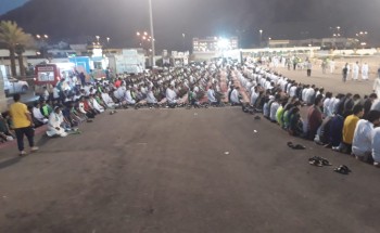 المدينة.. «المصلى المتنقل» يشارك بتوعية الشباب لإقامة الصلاة جماعة بوقتها (صور)