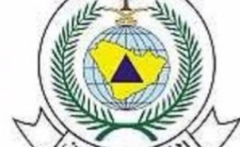 مدني الجوف ينتشل مقيمًا سقط في حفرة “قار”.. صور