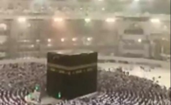 شاهد.. صلاة الفجر بالحرم المكي تحت الأمطار