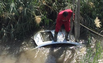 بالصور.. فتحة سقف تنقذ حياة شاب من الموت غرقاً بعد سقوط سيارته في مصرف زراعي بالأحساء