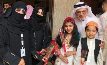 استقبال حجاج مصر بالورد والهدايا