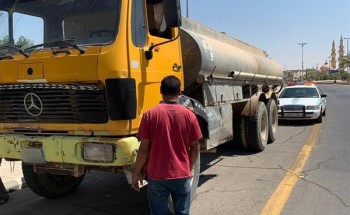 مرور الشمالية يضبط قائد شاحنة عكَس السير وقطع الإشارة (صور)