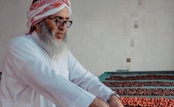 سعودي يترك مهنة التدريس ويتفرغ لزراعة وبيع القهوة.. تعرّف على قصته (صور)