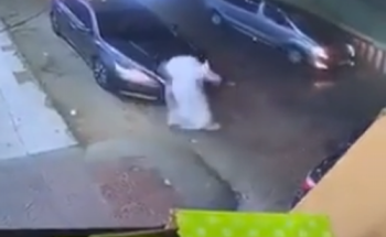 فيديو سرقة سيارة في الرياض بسبب خطأ من مالكها.. ونجاته من الدهس
