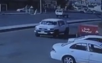 فيديو مروع.. سيارة تصدم وافداً وتطيح به في الهواء بالقصيم