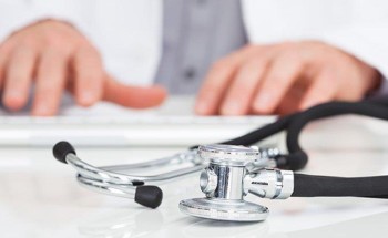 طبيب يعتدي على مواطنة متطوعة في خدمة ضيوف الرحمن.. ونيابة مكة تحقق غرِّد