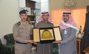 محافظ العلا يكرم المواطن إبراهيم البلوي