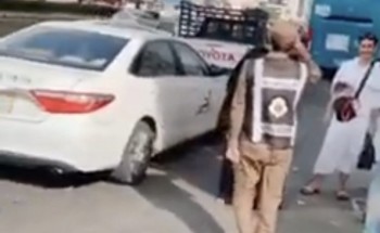 فيديو مؤثر.. رجل أمن يُلقي التحية العسكرية على أمه ويقبل كفيها بالمشاعر المقدسة