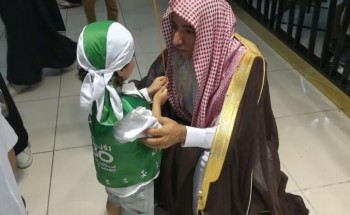 *ابتسامة عضو بهيئة الأمر بالمعروف تعانق فرحة طفلة باليوم الوطني ال٨٨ للمملكة*