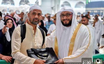 بالصور.. مؤذنو المسجد الحرام يشاركون في توزيع الهدايا على الحجاج غرِّد