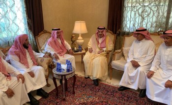 أمير منطقة الرياض يقدم العزاء في وفاة الشيخ محمد آل الشيخ