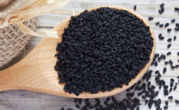 “الغذاء والدواء”: لا دليل علمياً على أن استنشاق دخان “الحبة السوداء” له خصائص علاجية