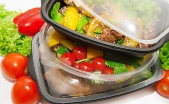 هل وضع الأطعمة والمشروبات الساخنة في علب وأكواب بلاستيكية يسبب السرطان؟ رئيس “الغذاء والدواء” يجيب