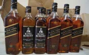 “الجمارك” تحبط تهريب مئات الآلاف من زجاجات الخمر والحبوب المخدرة إلى المملكة (فيديو)