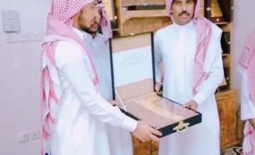 الإعلامي العويمري يكرم المصاب بالحد الجنوبي الملازم “فارس العويمري”