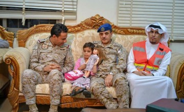 بالفيديو والصور.. “التحالف” ينقذ طفلة من والدها الحوثي بعد أن استخدمها كدرع بشرية في مناطق القتال