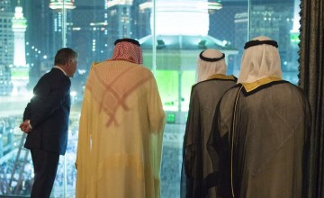 بالصور.. الملك سلمان وولي العهد ينظرون للمعتمرين من قصر الصفا مع قادة “قمة مكة”