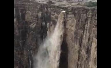 بالفيديو.. الأمطار تصنع شلال الوهيدة ومناظر جميلة