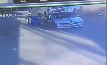 تطايرت في الهواء .. شاهد: سيارة مسرعة تقتحم محطة وقود بـ”القصيم” .. وهذا ما حدث لـ”عامل” المحطة!
