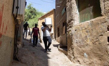 من أجل خدمة الأسر المكية المشموله بالقرار …  شباب مكة يمنعون (التجول) ويساعدون  المتضررين