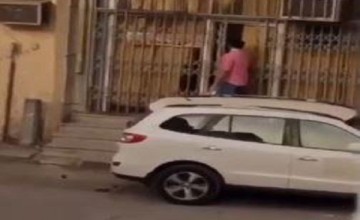 شاهد: مقيم مصري يوثق مشهد صادم .. حلاق يستقبل زبائنه خلسة في الرياض