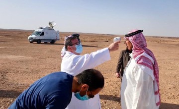 وسط اجراءات احترازية للوقاية من كورونا.. شاهد: لجان الترائي في مرصد المجمعة تتخذ مواقعها استعداداً لتحري رؤية هلال رمضان