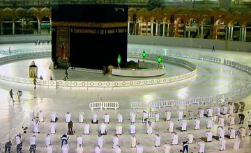 بالفيديو: لحظة تطبيق المصلين في المسجد الحرام التباعد المجتمعي في صلاة التراويح