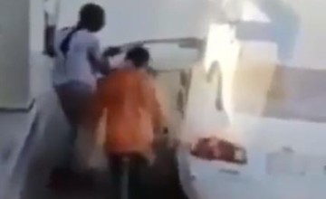 “كاميرا مراقبة” ترصد لحظة اختطاف عامل محطة وقود بالقوة في جازان .. والشرطة تطيح بالجناة