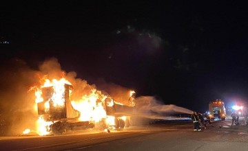 مدني حائل يخمد حريق اندلع بشاحنتي نقل على طريق حائل – الجوف