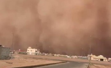 على مساحة واسعة ومرتفعة في السماء .. بالفيديو: موجة غبار وأتربة ضخمة تضرب حفر الباطن