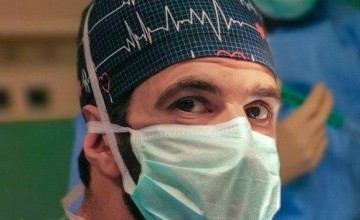 بالصور: جراح سعودي ينجح بإزالة ورم دماغي لفتاة كويتية في فرنسا