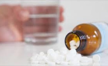 طبيب يحذر من استخدام أدوية الكحة المهدئة بغرض تنظيم النوم