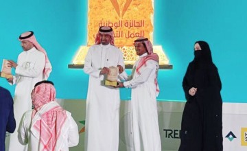 وزير الموارد البشرية يكرم فريق فرسان الصفة التطوعي بجمعية التنمية بقباء