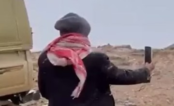 شكّل أجواءً مميزة لمُحبي التصوير .. شاهد: لحظة تساقط الثلوج على جبل اللوز