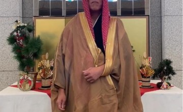 مرتديًا الزي السعودي.. السفير الياباني بالمملكة يهنئ القيادة بالعام الجديد