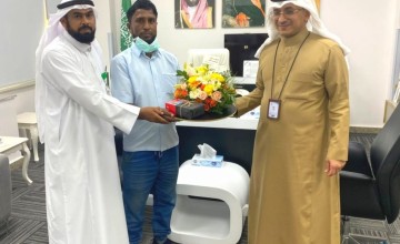 بعد أن أمضى أكثر من 20 عاماً بكل إخلاص وتفانِ وجد وإجتهاد.. مدير مستشفى العارضة العام يكرم عامل نظافة بنغلاديشي