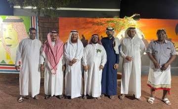 “فوجئنا بهذه الأشياء الموجودة بالقرية” .. الفنان التشكيلي “يحيى جندلي” يزور القرية التراثية بالشقيق في جازان