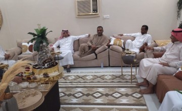 أعضاء فريق لمسة وفاء في زيارة الى الاستاذ الحسين بهلول وذلك للاطمئنان عليه