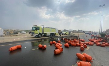 الدفاع المدني يباشر تسرُّب وقود من شاحنة لنقل أسطوانات الغاز في محايل عسير