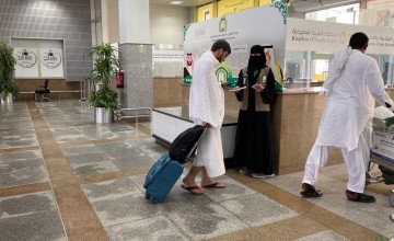 الشؤون الإسلامية توزع أكثر من 320 ألف مطبوعة وكروت الكترونية إرشادية بمطار الملك عبدالعزيز بجدة