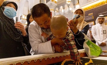 وفد من حجاج الصين يزور معرض الحرمين