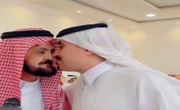 «إذا جاك  ولد سميه عائض »الشاعر ذويب الخياري يلقي قصيدة في رجل الأعمال عايض بن رقيب.. شاهد: ردة فعل الأخير من داخل ديوان حميد بن مصلاب