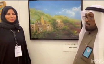 الفنانة التشكيلية “سلوى حجر” تعرض لوحتها التي تشارك بها في معرض ألوان عسير وتكشف لـ”الشمال” تفاصيلها
