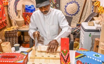 فعالية صناعة ” الملجمة ” الخشبية تجذب أنظار الكثير من زوار مهرجان بيت حائل