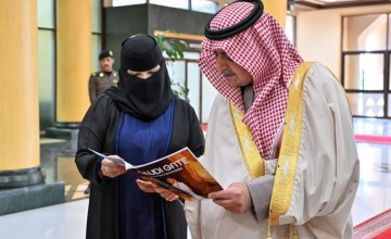 مشيداً سموه بدور المرأة السعودية .. أمير تبوك يستقبل الفنانة التشكيلية ثنوى القرعاني