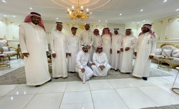 تأكيداً للحمة والتقدير المتبادل.. وفد كبير من الإعلاميين والأدباء والمثقفين يزور الإعلامي «علي الجبيلي» في منزله