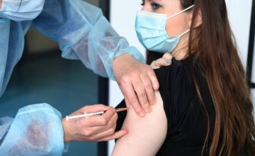 ماهي الفئات الأكثر أولوية التي يُنصح بأخذها للقاح كورونا المطور؟ وآلية الحصول عليه.. الصحة توضح!